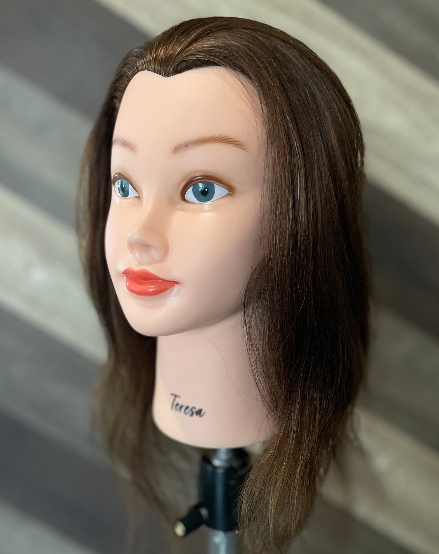 MANNEQUIN HEAD - FEMALE - BRUNETTE - TERESA - 19-22"