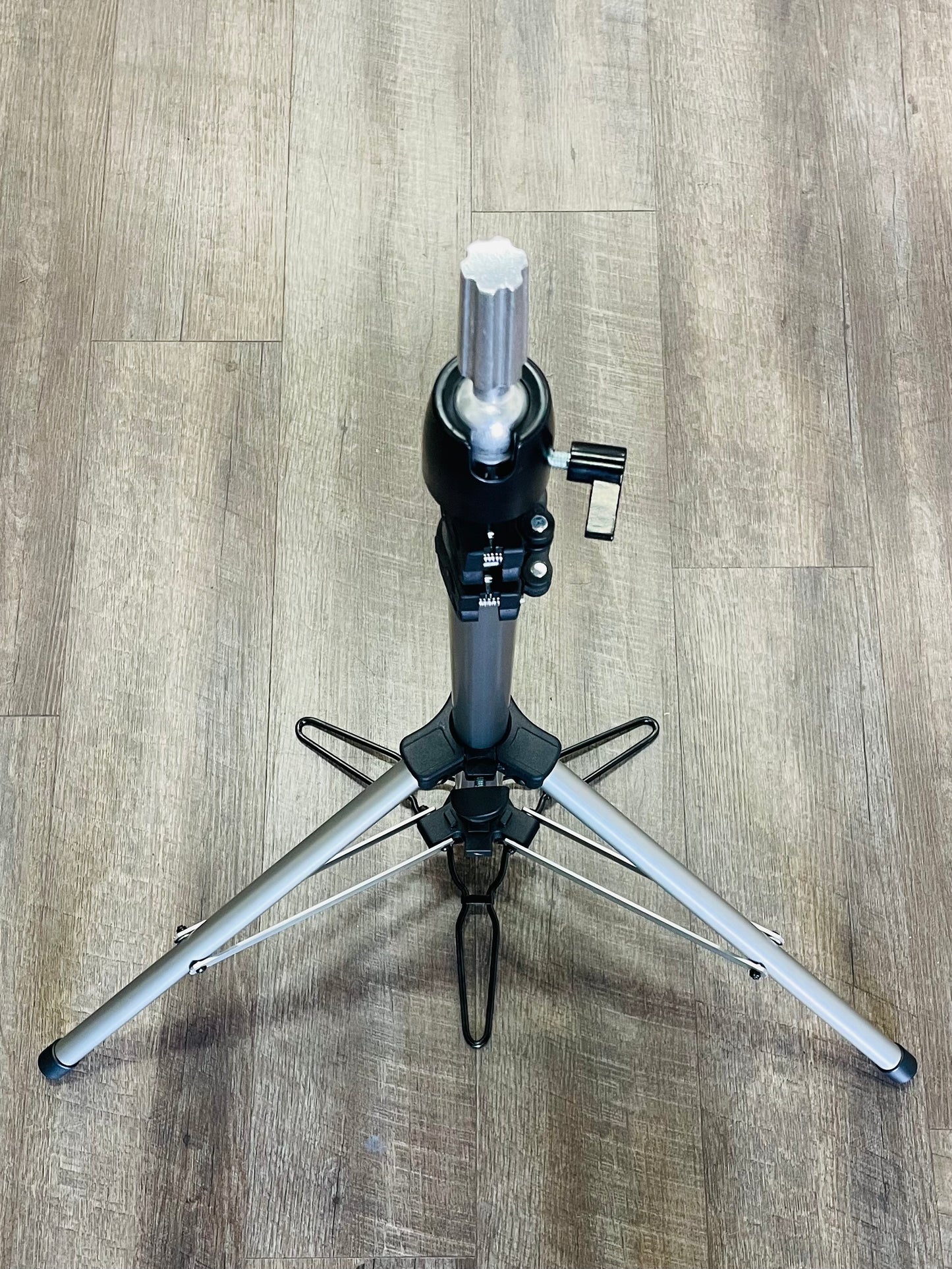 TRIPOD FOR MANNEQUIN HEAD